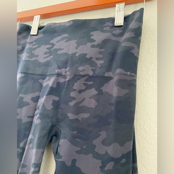 SPANX Black Gray Camo Legging Size Small - Picture 5 of 9